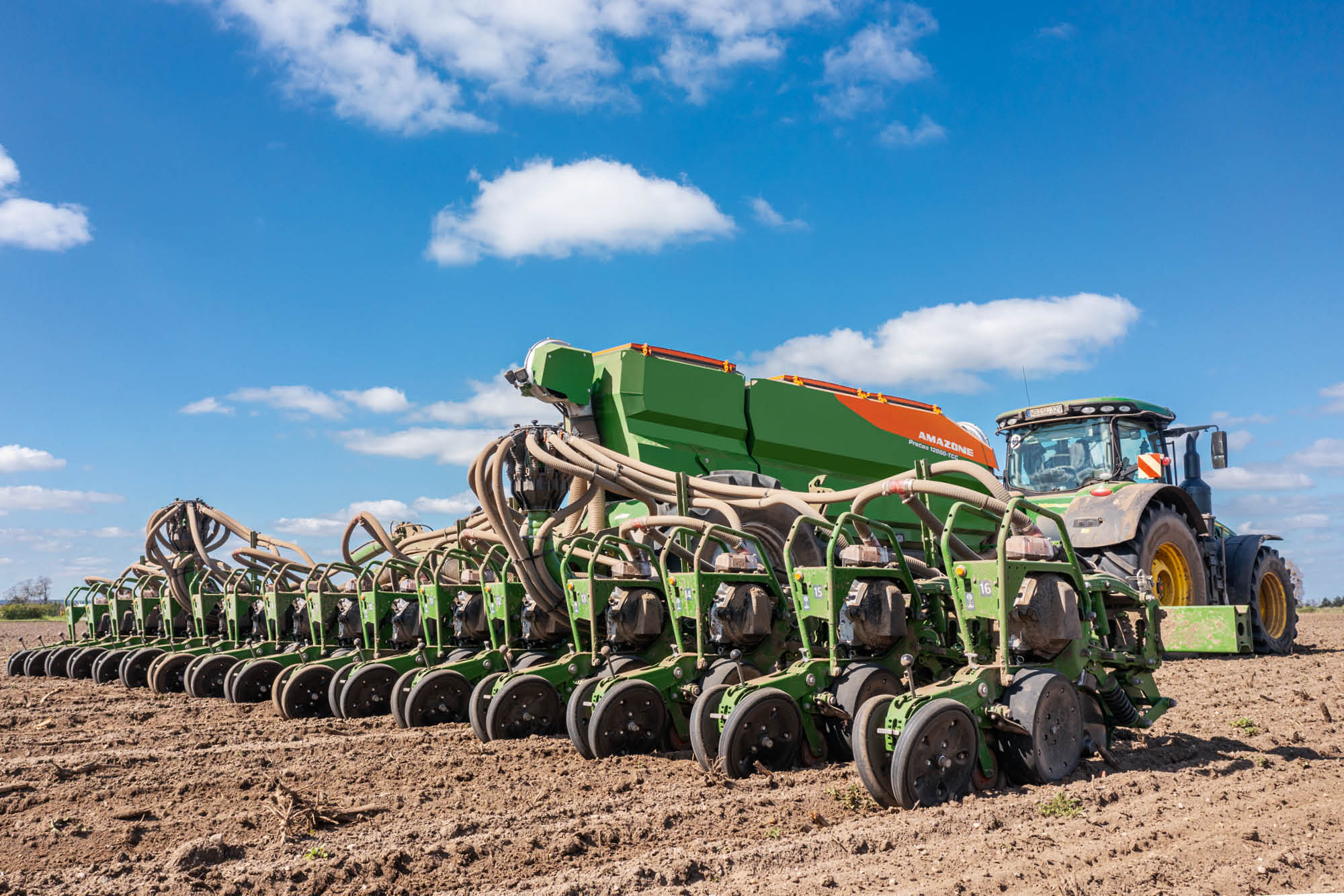 Równomierny rozkład wzdłużny nawozu nawet przy dużych szerokościach roboczych dzięki dwóm głowicom rozdzielającym.