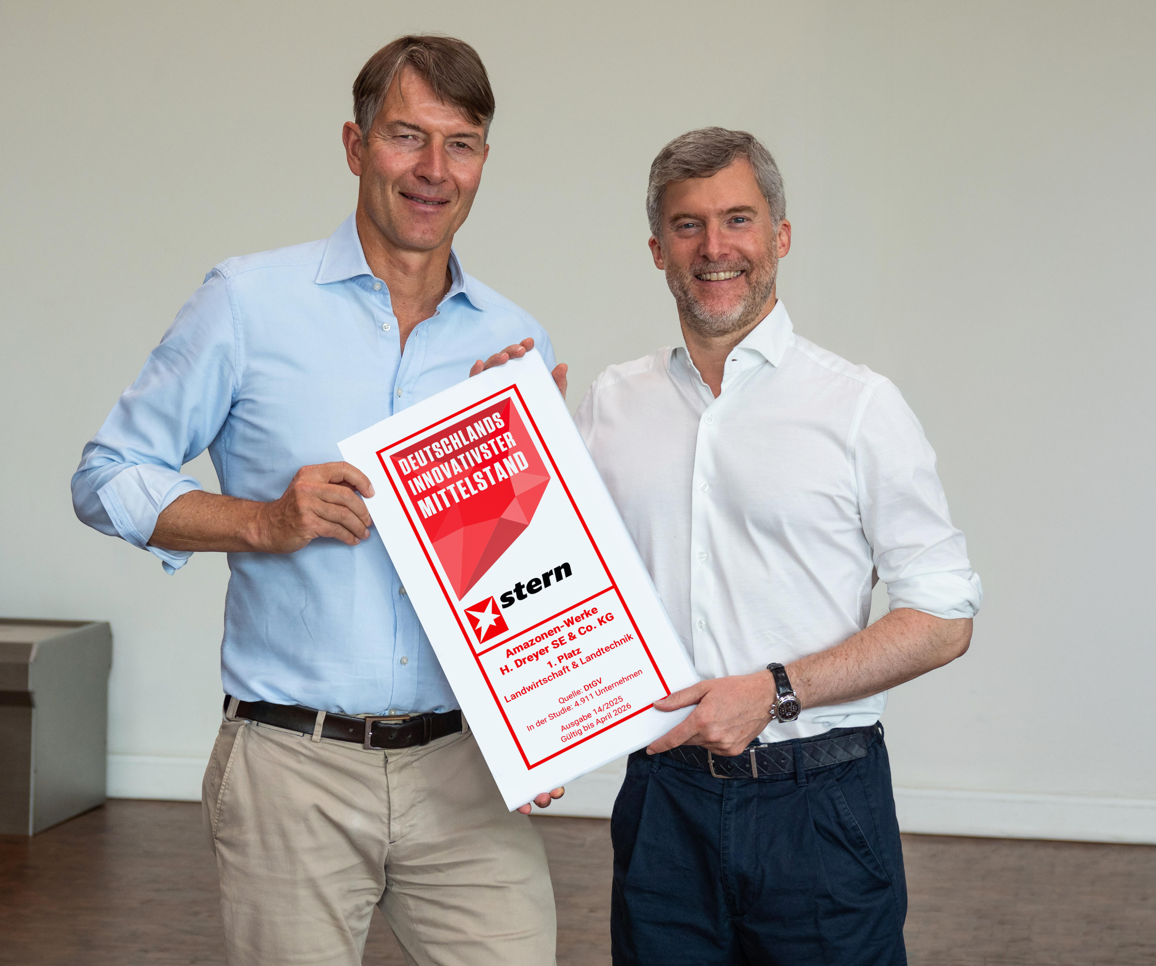 Christian Dreyer ( po lewej) i dr Justus Dreyer ( po prawej) , prezesi zarządu i właściciele Grupy AMAZONE , cieszą się z wyróżnienia magazynu stern dla najbardziej innowacyjnej niemieckiej średniej firmy z branży rolniczej. Dreyer_Christian_Dreyer_Justus_Siegel_stern_d0_kw_P8298717_250410