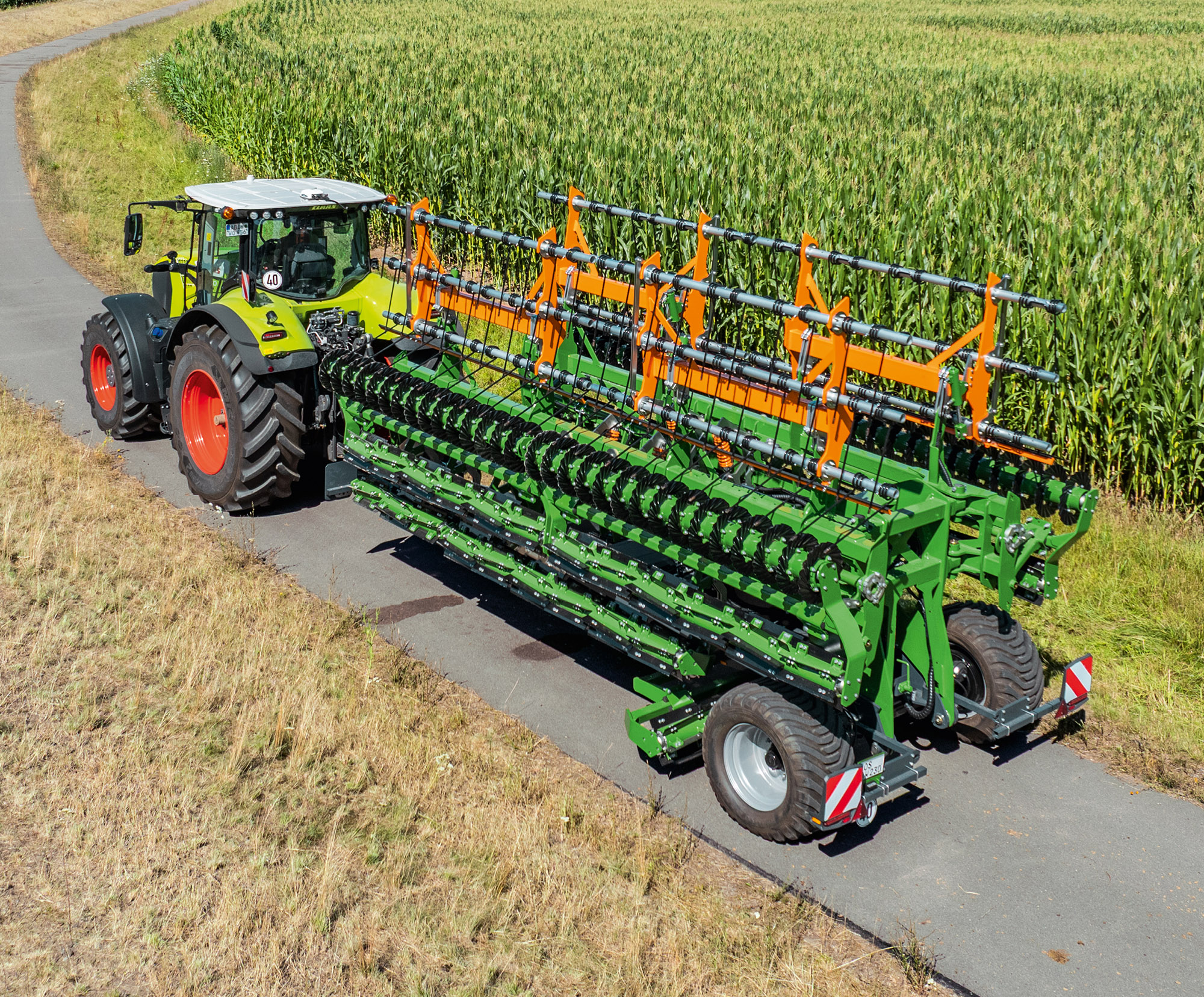 TopCut 12000-2T o szerokości roboczej 12 m można złożyć do szerokości transportowej 3 m. (© AMAZONE: TopCut12000-2T_Claas_d0_kw_DJI_20240722154830_0623_d1_250804_GO.jpg) Der TopCut 12000-2T mit 12-m-Arbeitsbreite lässt sich für den Straßentransport auf 3-m-Transportbreite zusammenklappen.