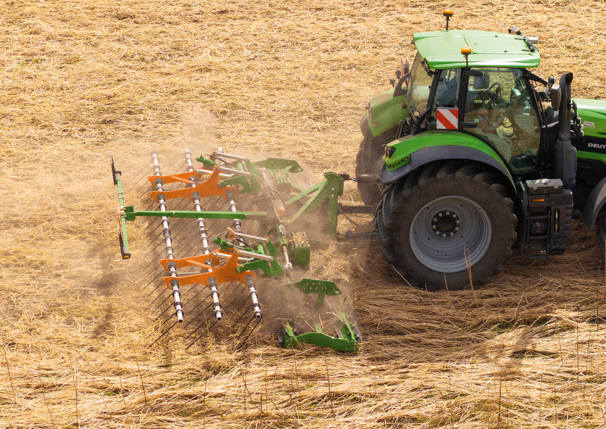 TopCut 6000-2 przy rozdrabnianiu poplonów (© AMAZONE: TopCut6000-2_Steyr_d0_kw_DJI_20250410132352_0234_d1_250811_GO.jpg) TopCut 6000-2 bei der Zerkleinerung von Zwischenfrüchten
