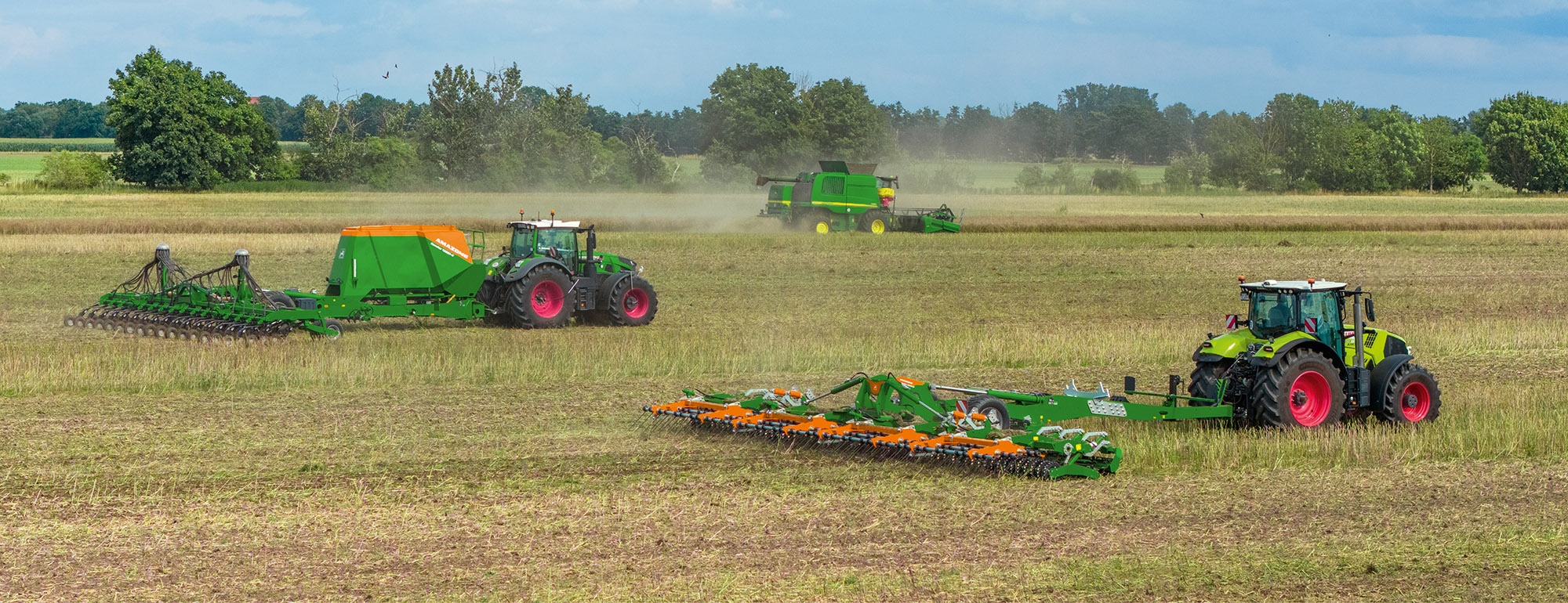 TopCut umożliwia również siew bez blokad po rzepaku, tutaj za pomocą siewnika Condor 12001-C. (© AMAZONE: Condor12001-C_TopCut12000-2T_d0_kw_DJI_20250724160828_0390_d1_250820_GO.jpg) Auch nach Raps ermöglicht der TopCut eine blockadefreie Aussaat, hier mit der Condor 12001-C.