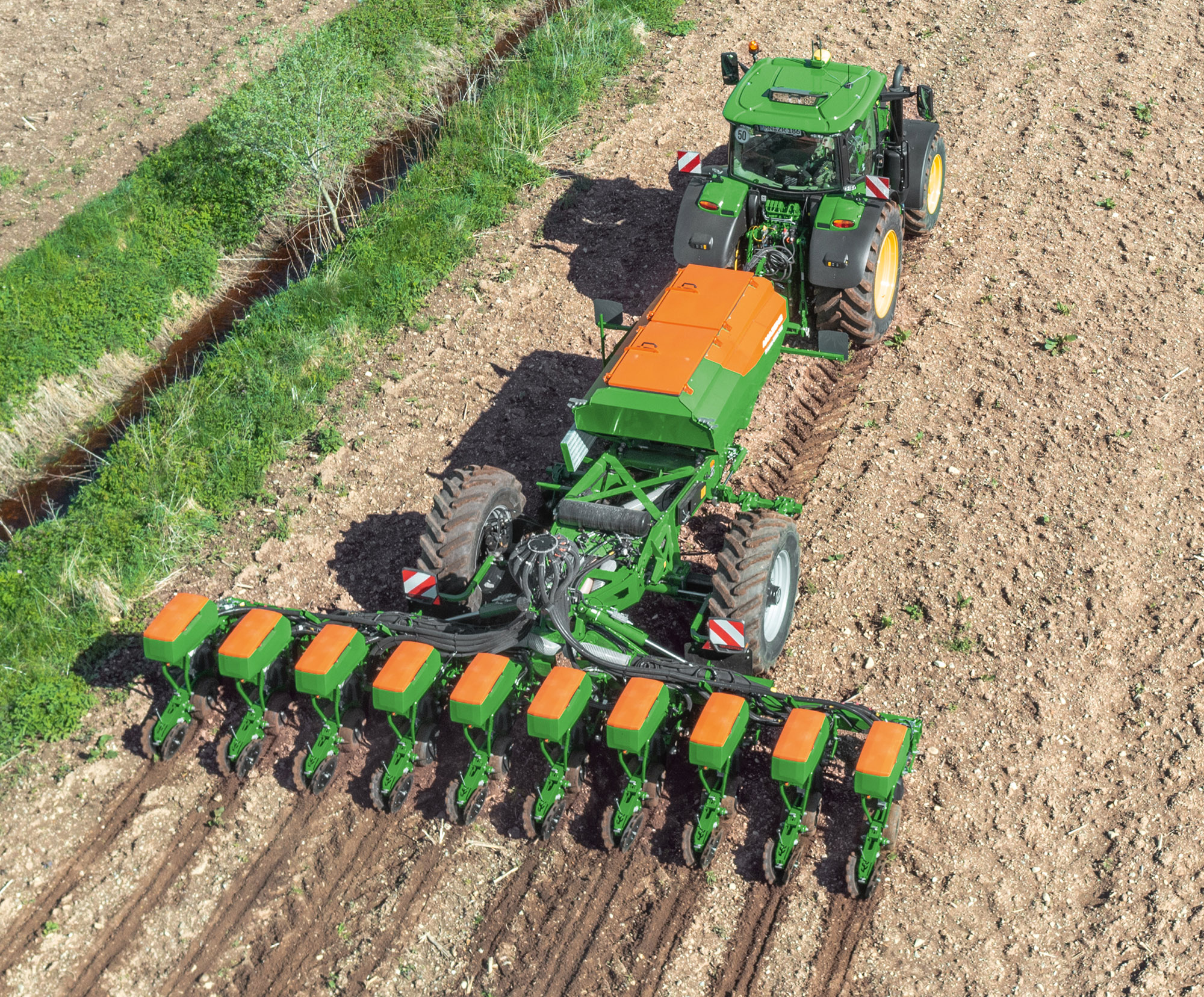 Precea 7500-TCC z 10 redlicami PreTeC i szerokością roboczą 7,5 m (© AMAZONE: Precea6000-TCC_JohnDeere_d0_kw_DJI_0489_d1_250805_GO.jpg) Precea 7500-TCC - Teaser