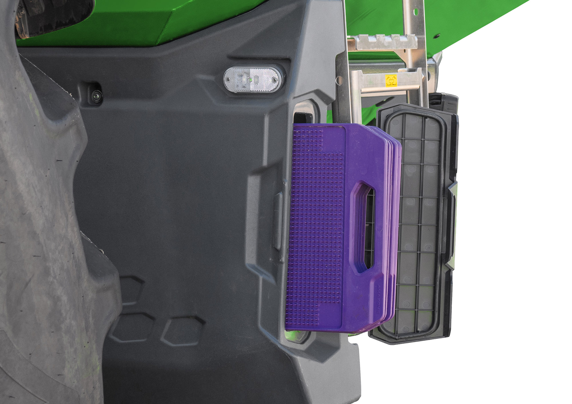 Mobilne stanowisko testowe EasyCheck mieści się teraz w zintegrowanych skrzyniach transportowych. Nie ma potrzeby uciążliwego transportu w kabinie. (© AMAZONE: ZA-TS4201-ultra_Fendt_d0_kw_P4012830_d1_250808_GO.jpg) Der mobile Prüfstand EasyCheck findet nun praxisgerecht in den integrierten Transport-Boxen Platz. Ein umständlicher Transport in der Kabine entfällt.