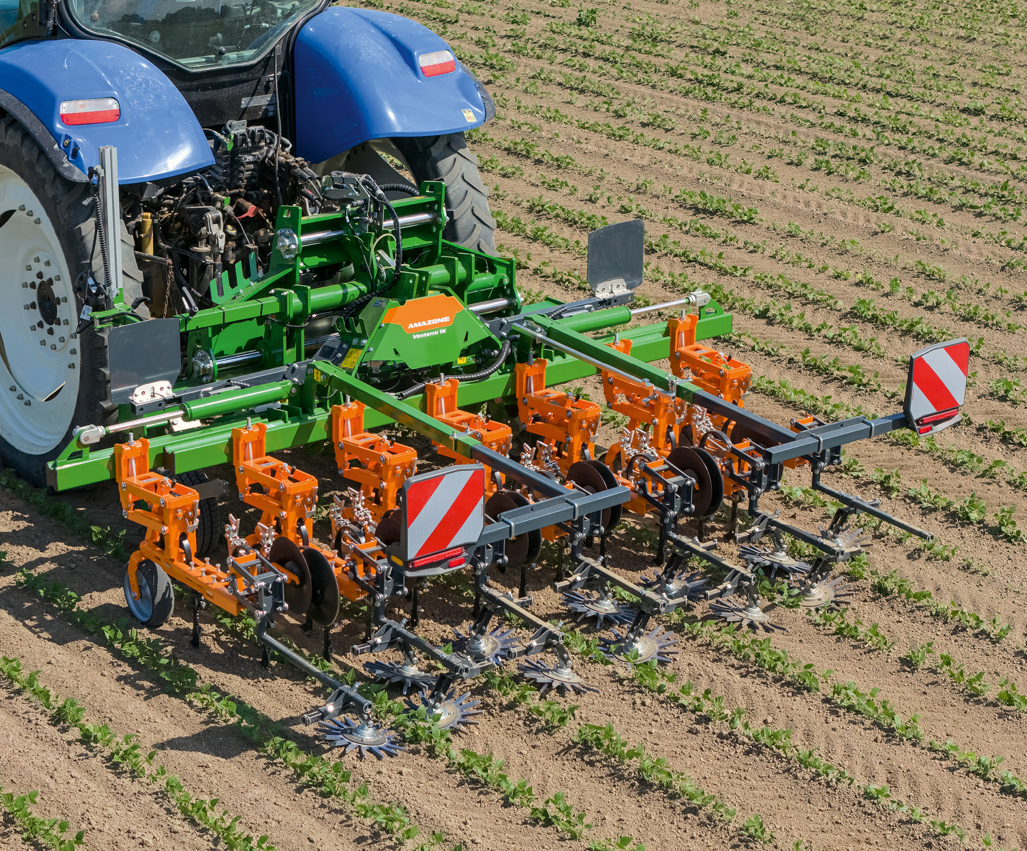 AMAZONE Venterra 1K i 1KL to nasze lekkie, wszechstronne urządzenia do małych gospodarstw i upraw zagonowych (© AMAZONE: Venterra1K-geklappt-VR2_NewHolland_d0_kw_DJI_20250616110715_0618_d1_250821_GO.jpg) Venterra 1K - Teaser