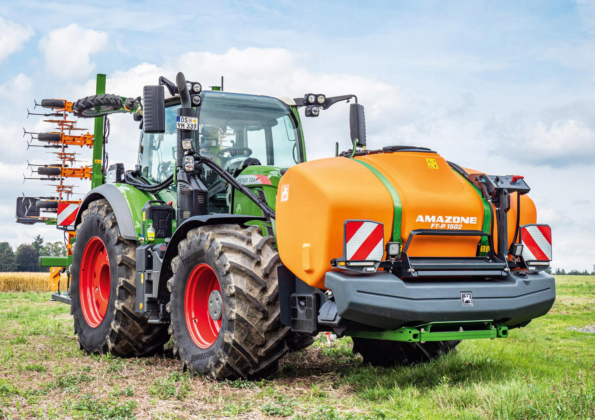 Zbiornik przedni FT-P 1502 o pojemności 1500 l sprawdza się idealnie we wszystkich zastosowaniach z produktami płynnymi. (© AMAZONE: Hacktechnik_FTP_1_d0_250115_GO.jpg) Der Fronttank FT-P 1502 mit einem Tankvolumen von 1.500 l
