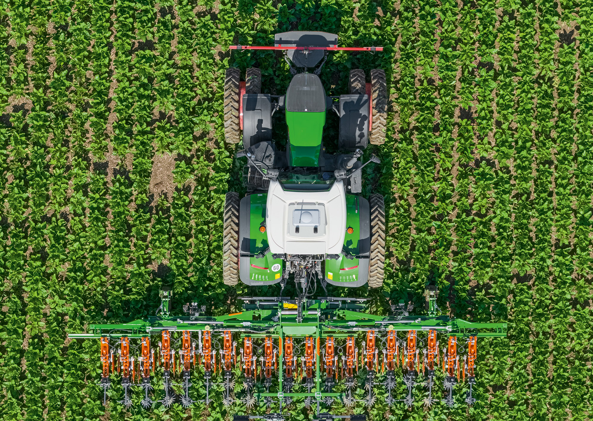 Rama przesuwna zintegrowana z ramą główną oznacza mniejsze zapotrzebowanie na siłę udźwigu i balast przedni (© AMAZONE: Venterra-VR4_Fendt_d0_kw_DJI_20250603102132_0405_d1_250821_GO.jpg) Durch den in den Grundrahmen integrierten Verschieberahmen wird weniger Hubkraftbedarf und Frontbalast benötigt (1)