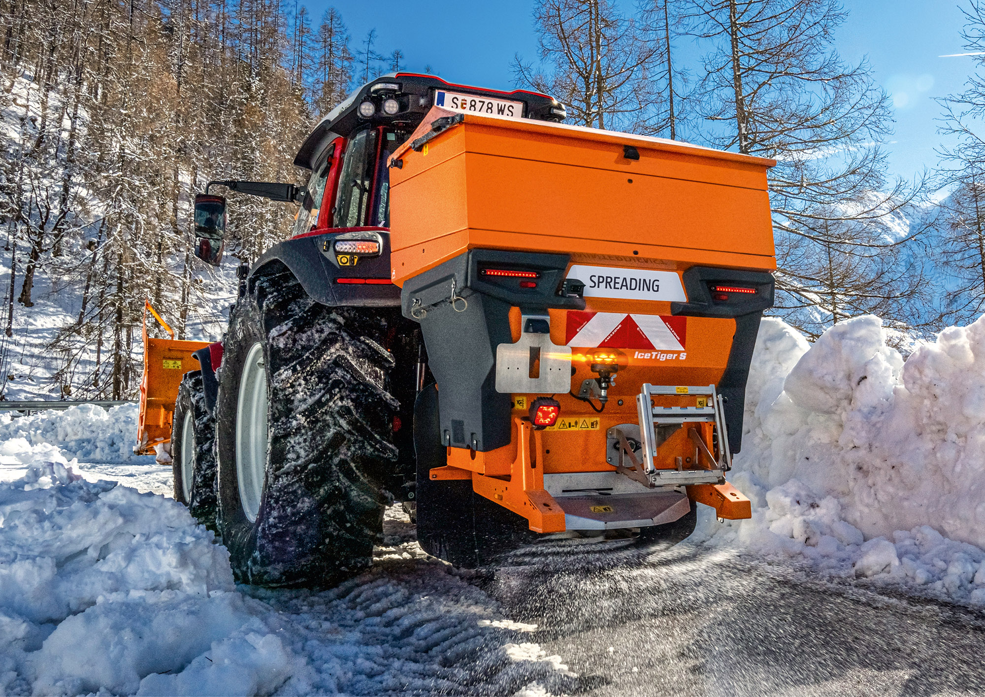 Rozsiewacz IceTiger S ze zbiornikiem o pojemności od 380 do 920 l do zimowego utrzymania dróg – teraz dostępny również jako IceTiger S INOX ze zbiornikiem podstawowym ze stali nierdzewnej (© AMAZONE: IceTiger-S_Lindner-Fraese_dx_db_DSC02902_de_d0_20240926_d1_241028_GO_en.jpg) Streuer IceTiger S mit Behältervolumen von