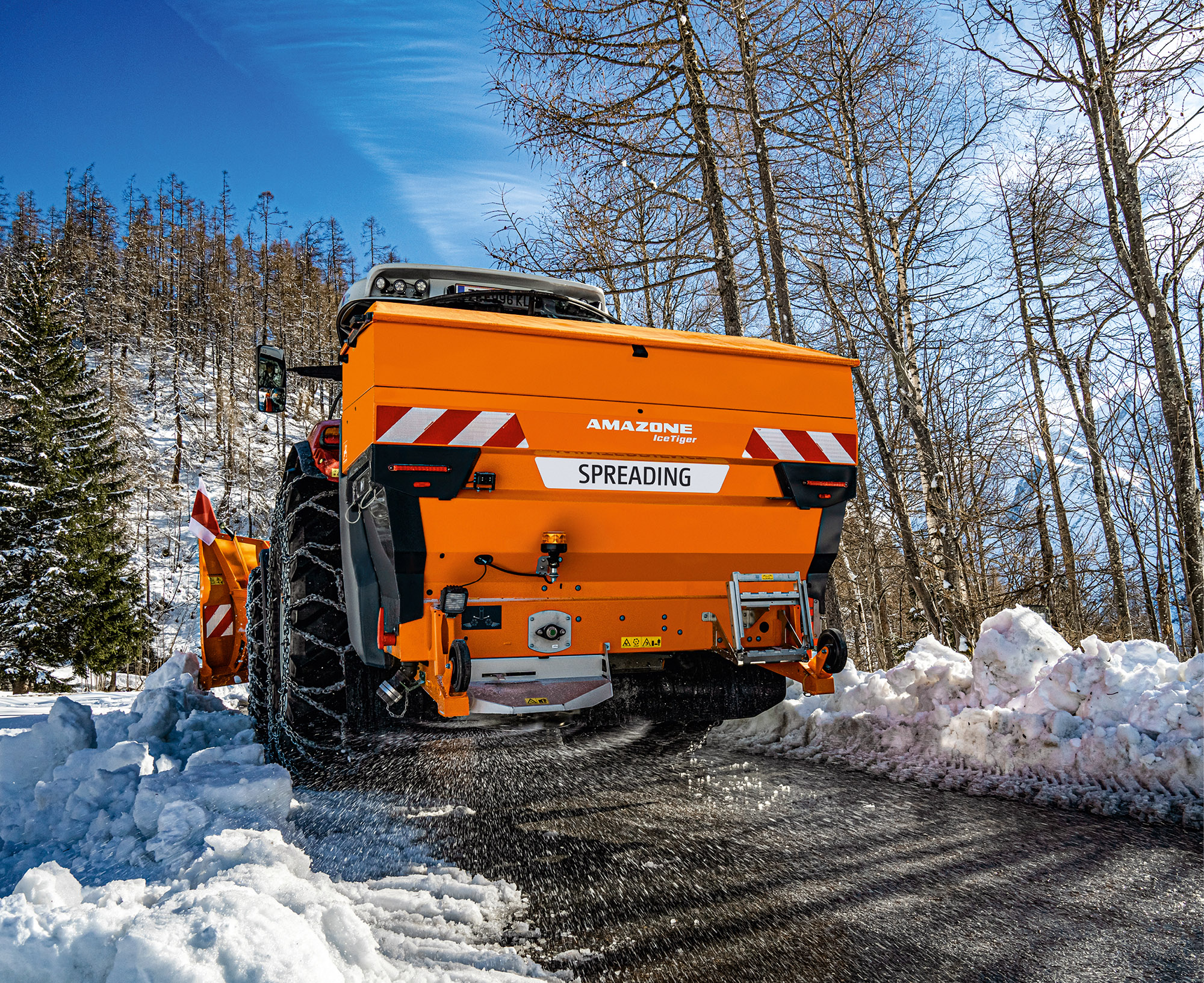 Rozsiewacz do zimowego utrzymania dróg IceTiger ze zbiornikiem o pojemności od 1000 do 1900 l – teraz dostępny również jako IceTiger INOX ze zbiornikiem podstawowym ze stali nierdzewnej (© AMAZONE: IceTiger_Steyr-Schild_dx_db_DSC02943_d0_de_20240916_GO_en.jpg) IceTiger INOX - Teaser