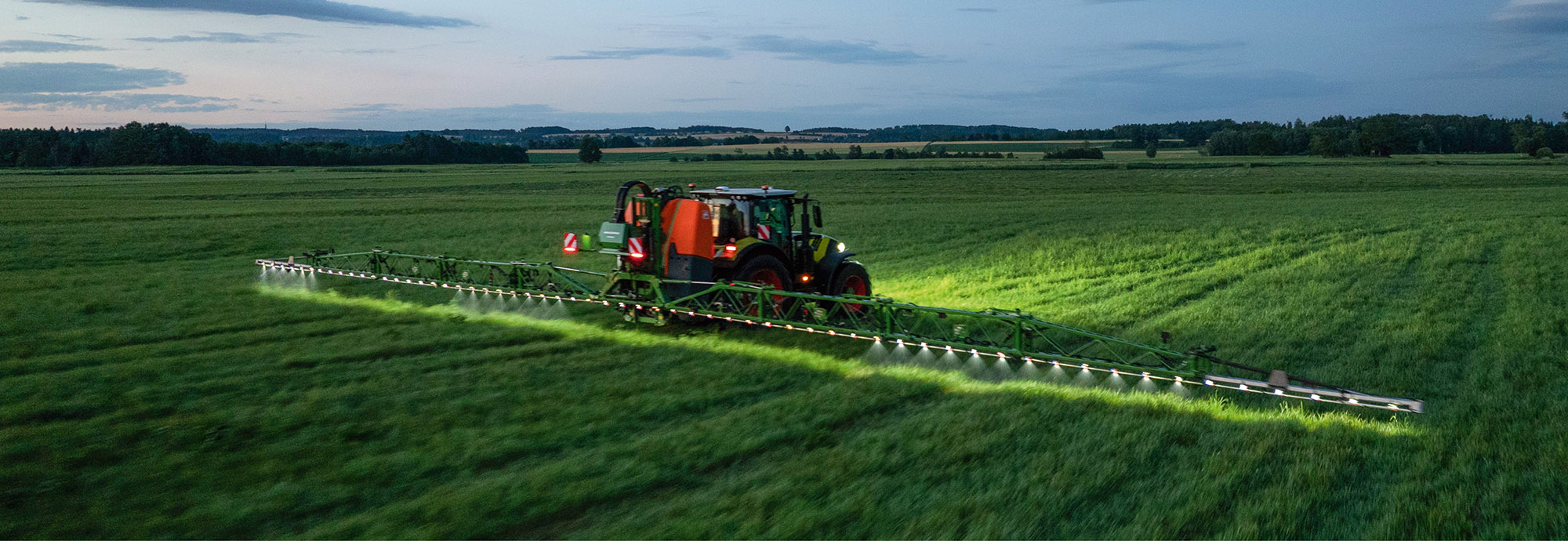 Zabieg na obszarze z występowaniem szczawiu przy użyciu opryskiwacza przystosowanego do opryskiwania punktowego. Tutaj AMAZONE UF 2002. (© AMAZONE: Spotspraying_Einsatzbild_d1_250814_GO.jpg)