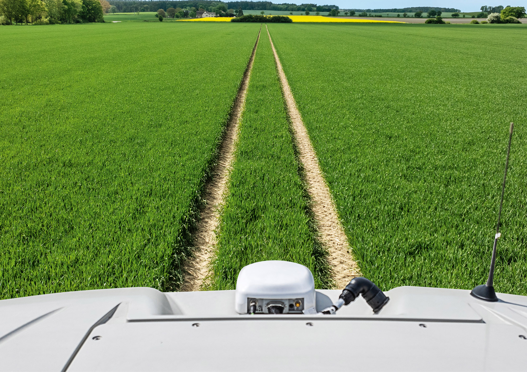 Antena GPS Trimble NAV 900 (© AMAZONE: Pantera4504_d0_kw_DJI_20250502151021_1087_d1_250728_GO.jpg) GPS-Empfänger Trimble NAV 900