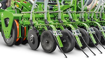 Avant 02 – seed drill combination with mounted front hopper