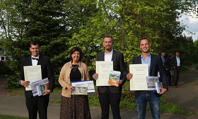 Najlepsi-Absolwenci-ASM-2022-z-Andreą-van-Eijden-(wiceprezeską-BLU)-podczas-uroczystości-wręczenia-dyplomów-w-Nienburgu-przy