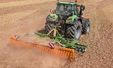 AMAZONE Catros+ 5003-2 podczas zrywania ścierniska