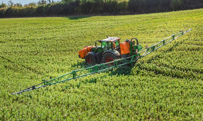 Oszczędzające paliwo zastosowanie UF 2002 z hydraulicznym napędem pompy w pagórkowatym terenie