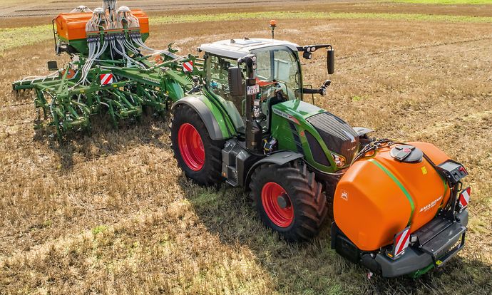 Zbiornik przedni FT-P 1502 o pojemności 1500 l zapewnia dużą wydajność podczas dozowania płynnych nawozów do redliny siewnej.