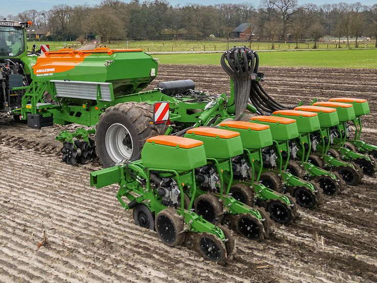 Precea-TCC mit auf den Säaggregaten ­montierten Saatgutbehältern (1) Precea6000-TCC_Fendt_d0_mp_DJI_0317_d1_240318_CMS