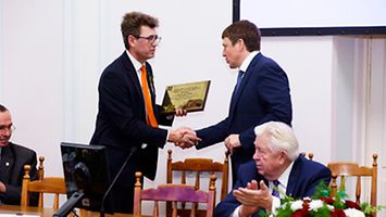 Urkundenübergabe