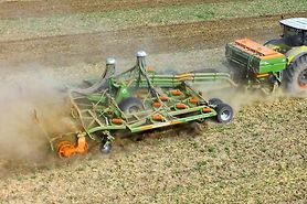 XTender 4200 z Cenius 6003-2TX i podwójnym układem transportowym do aplikacji nawozu i materiału siewnego