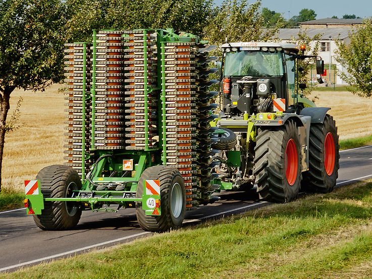 Schlagkraft auch beim Transport (1) Catros_12003-2TX_Claas_d0_kw_2957_d1_150827